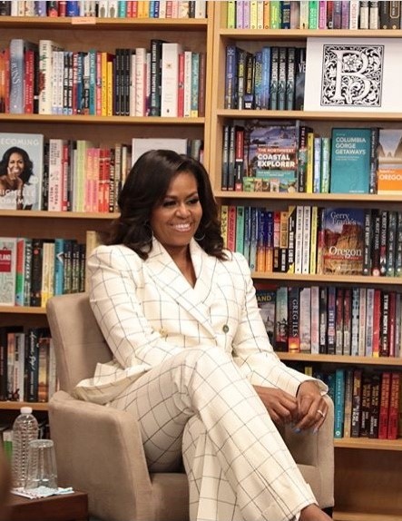Cựu đệ nhất phu nhân Mỹ Michelle Obama đã từng diện mẫu suit sang trọng này.