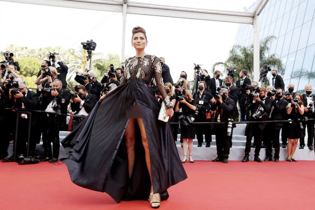 Diễn viên Blanca Blanco cố tình kéo váy áo để lộ vùng kín nhạy cảm tại thảm đỏ Cannes 2021