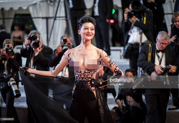 Triệu Hân - Hoa hậu du lịch Trung Quốc từng đến Cannes 2018 với một bộ váy khoe trọn vẹn vòng 1 của mình trước bàn dân thiên hạ. Nữ diễn viên nhạt nhòa cứ mặc nhiên bung lụa mà chẳng quan tâm gì đến thế sự.