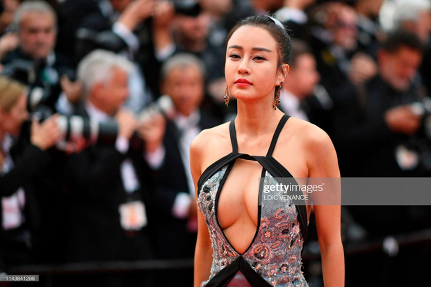 Cùng năm đó, một diễn viên vô danh của Trung Quốc đến Cannes với một chiếc váy được sáng tạo từ áo yếm, khoe toàn bộ vòng 1 phồn thực của người đẹp.
