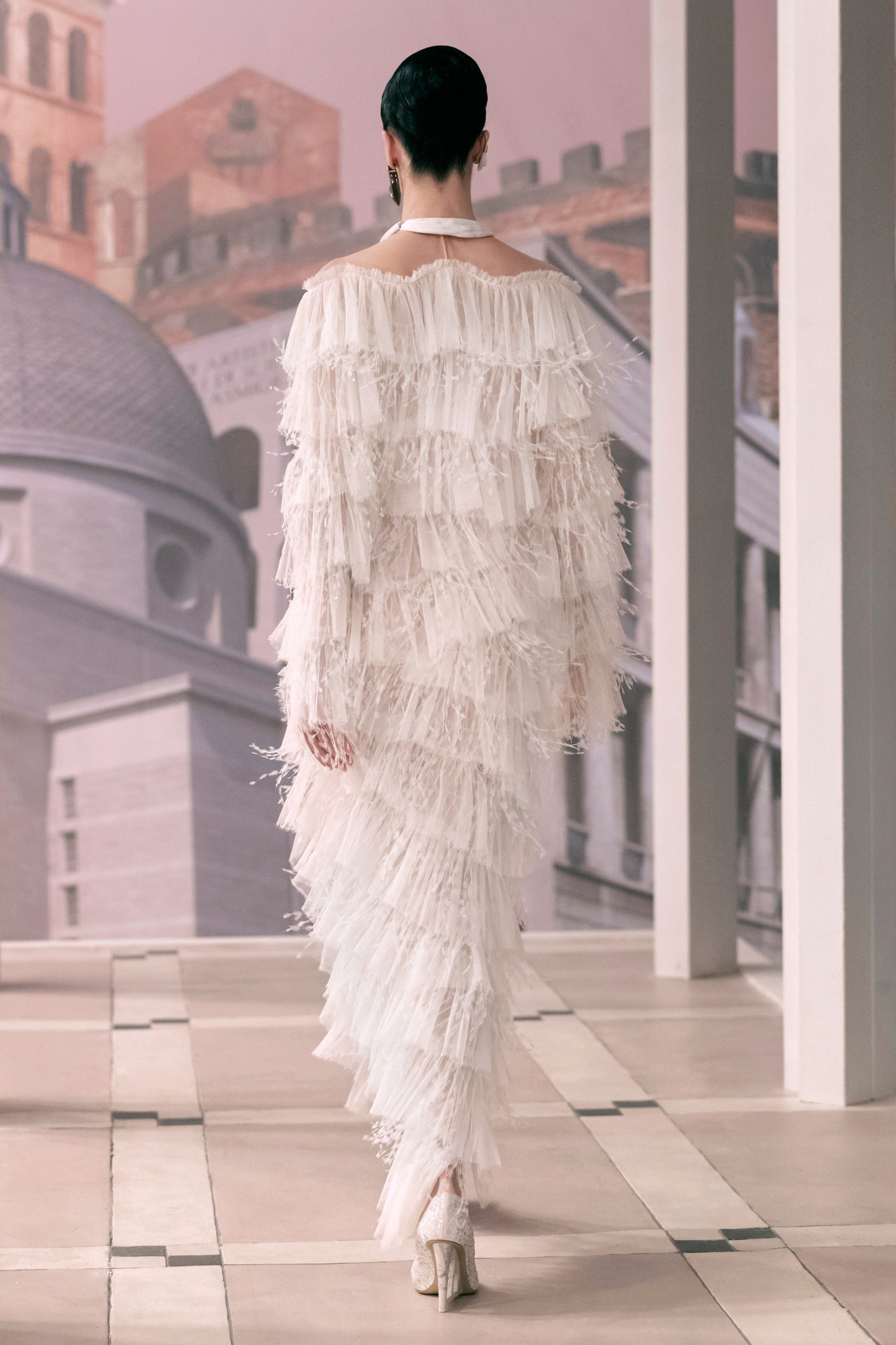 Fendi Haute Couture Thu-Đông 2021: Mọi con đường đều dẫn đến thành Rome  - Ảnh 8