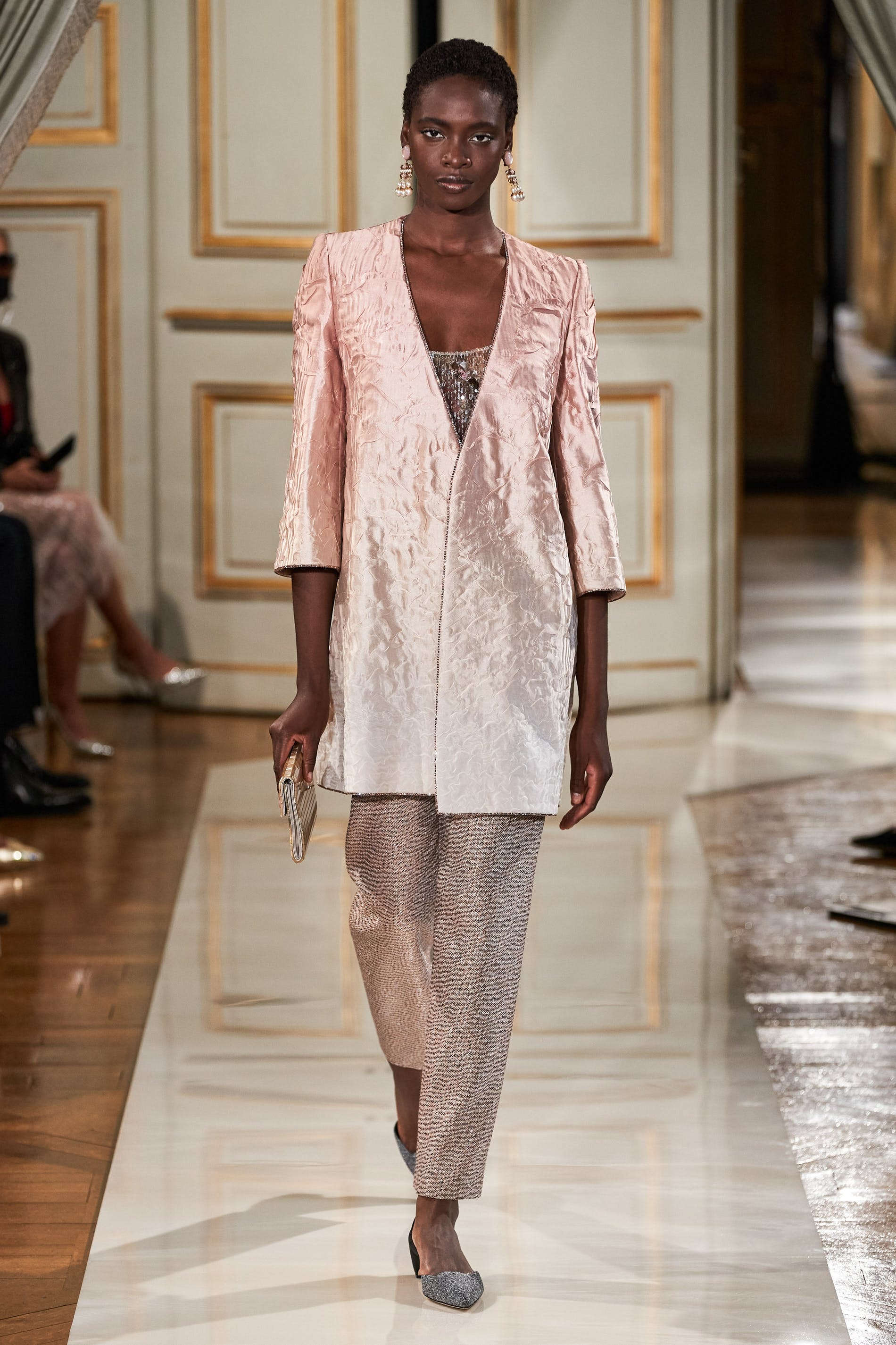 Armani Prive Haute Couture Thu Đông 2021:  Sức sáng tạo không ngừng nghỉ  - Ảnh 16