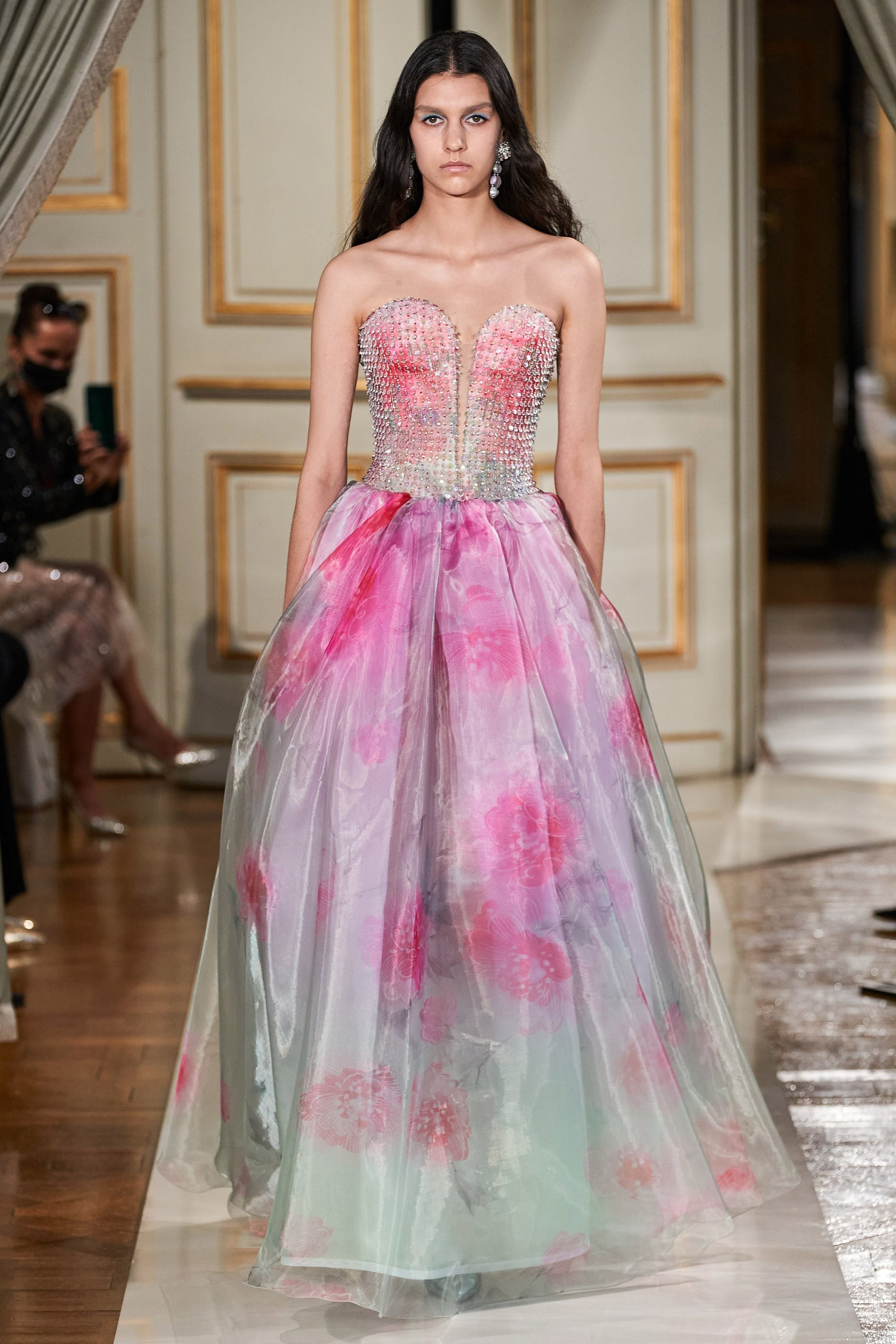 Armani Prive Haute Couture Thu Đông 2021:  Sức sáng tạo không ngừng nghỉ  - Ảnh 10