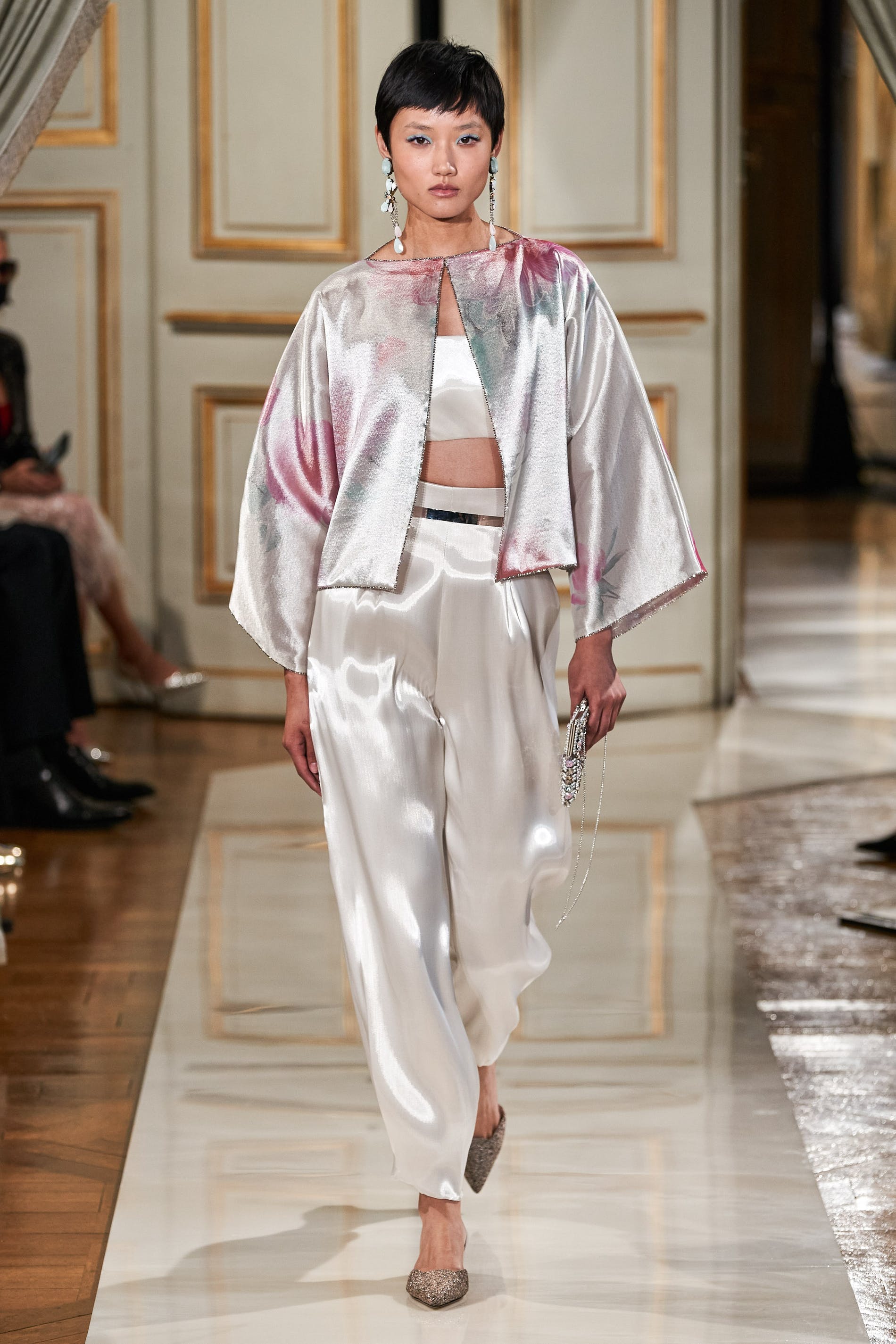 Armani Prive Haute Couture Thu Đông 2021:  Sức sáng tạo không ngừng nghỉ  - Ảnh 1