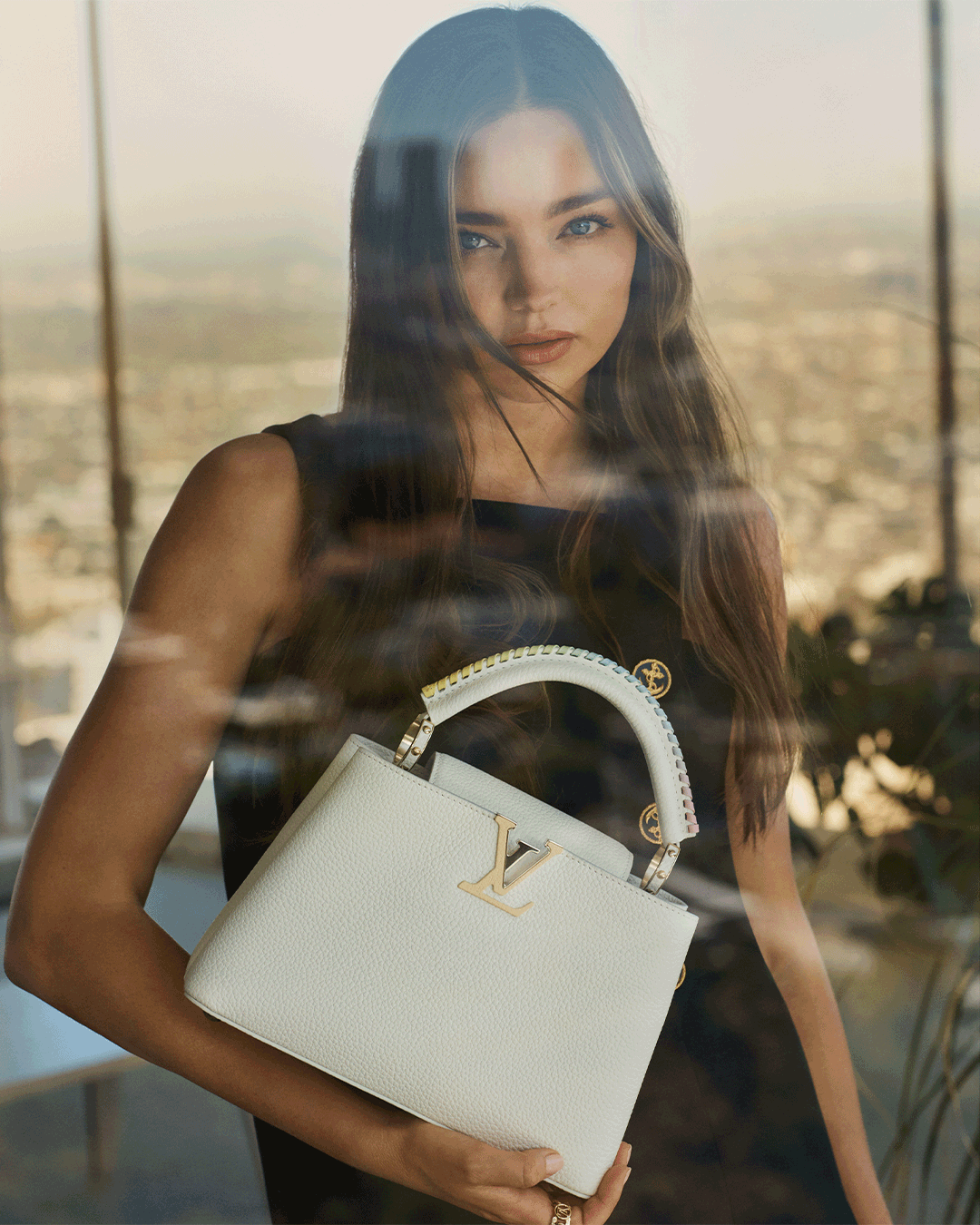 Louis Vuitton Capucines là chiếc túi cơ bản phù hợp với nhiều phong cách thời trang khác nhau.