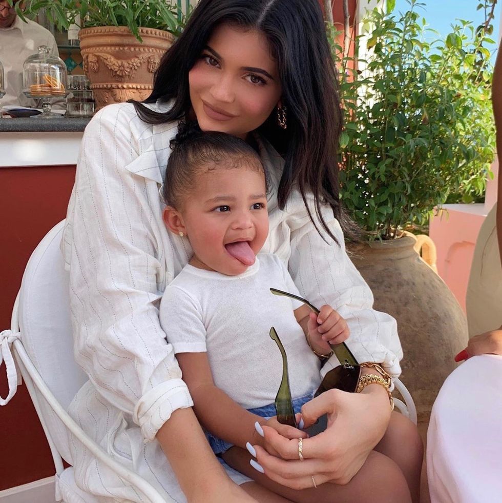 Kylie Jenner bên cạnh cô con gái cưng 3 tuổi Stormi Webster. Cô bé đang trong giai đoạn ra mắt một thương hiệu mỹ phẩm dưới sự trợ giúp của đội ngũ Kylie Cosmetics.