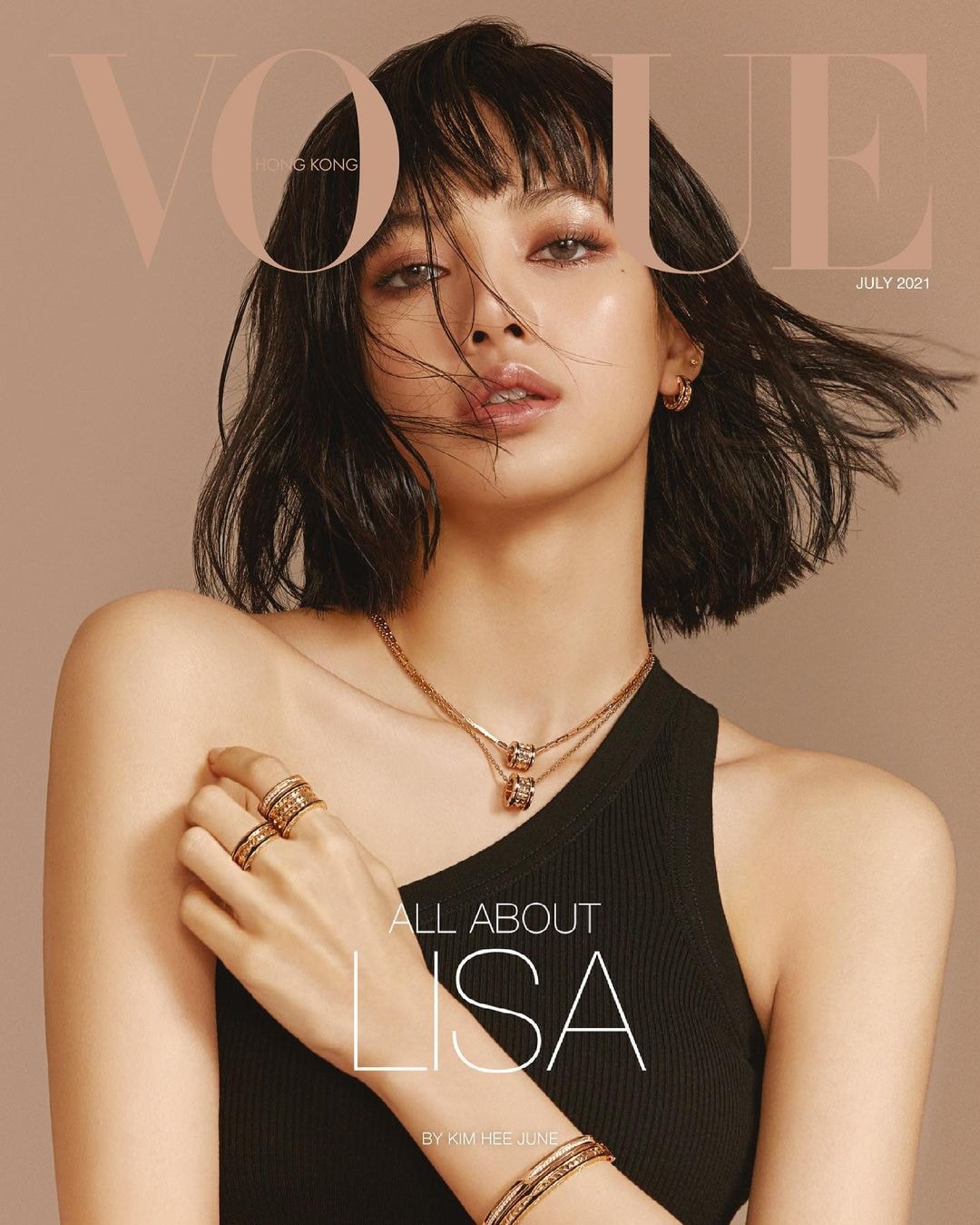 Lisa BLACKPINK thể hiện khía cạnh gợi cảm trên bìa tạp chí Vogue Hồng Kông số tháng 7.