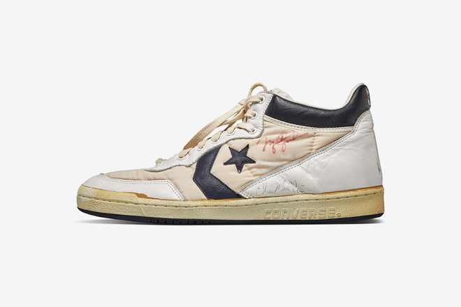 Đôi giày Converse cao cổ từng được huyền thoại bóng rổ Michael Jordan sử dụng. Đôi giày có chữ ký của huyền thoại một thời. Sản phẩm được bán đấu giá với mức từ 80.000 USD - 100.000 USD.