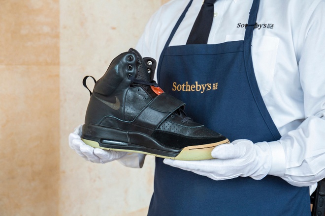 Đôi giày sneakers Nike Air Yeezy 1 mà Kanye West từng đi vào Grammy lần thứ 50 được bán đấu giá 1 triệu USD.