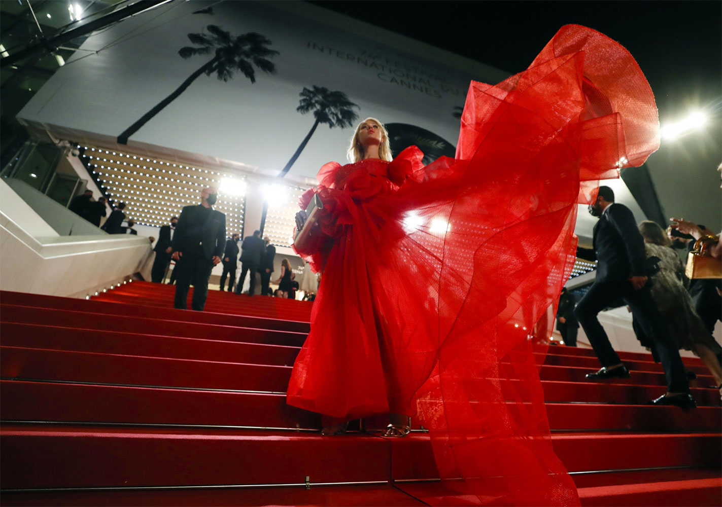 Thảm đỏ LHP Cannes 2021: Tổng kết những màn xoay váy gây thương nhớ 