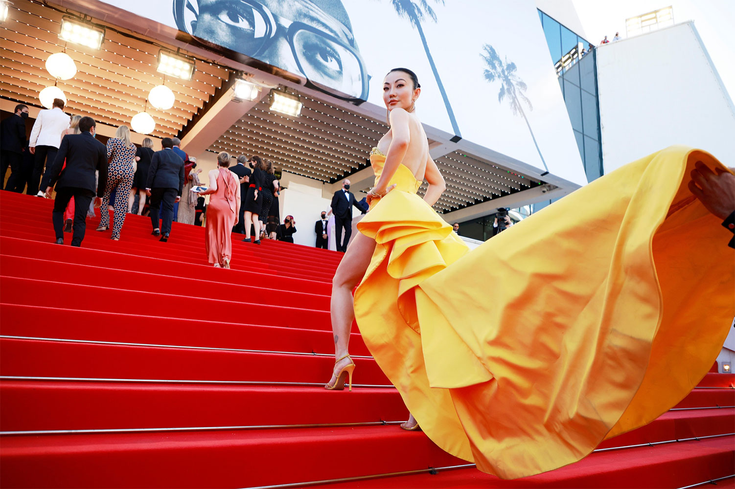 Nữ blogger Jessica Wang khoe vẻ đẹp Á Đông trong chiếc váy của Tony Ward Couture.