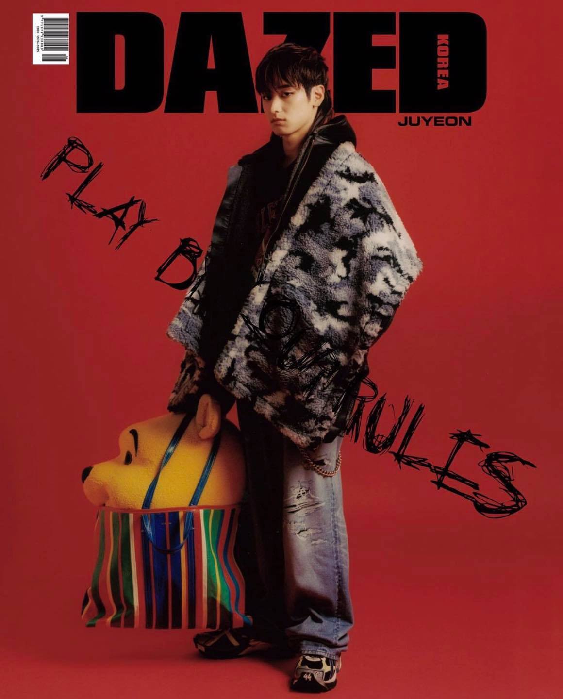 Juyeon The Boyz là gương mặt trang bìa số mới nhất của tạp chí Dazed Hàn Quốc. Anh chàng 'chơi đùa' cùng những trang phục của Balenciaga. Juyeon đã có rất nhiều tiền bộ về khả năng biểu cao so với ngày mới vào nghề.