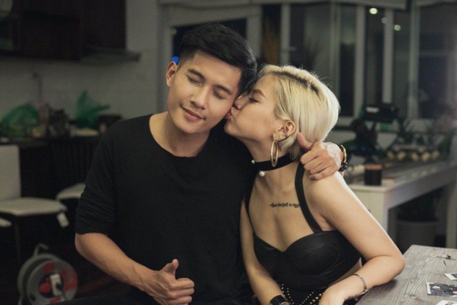 Khi còn hẹn hò với Yến Lê, Á quân Giọng hát Việt 2015, Lâm Bảo Châu có gu thời trang tối giản, đặc biệt ưa chuộng hai màu đen trắng.