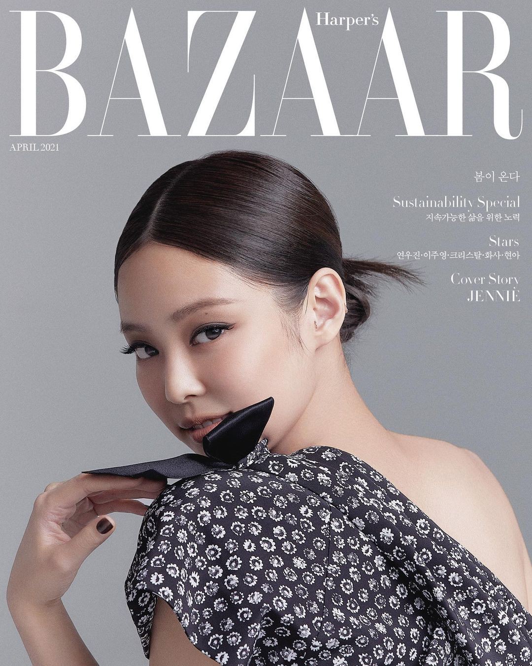 Cũng là phông nền xám, trang phục tối màu nhưng rõ ràng Jennie trên Harper's Bazaar thu hút hơn hẳn.