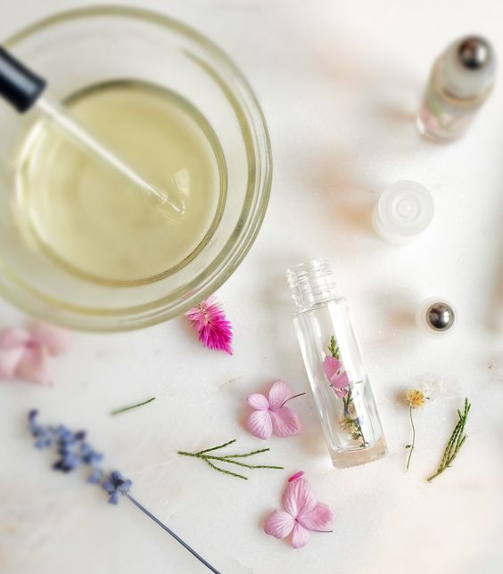 Việc sử dụng tinh dầu sẽ giúp bạn có được những chai nước hoa bám mùi rất lâu.