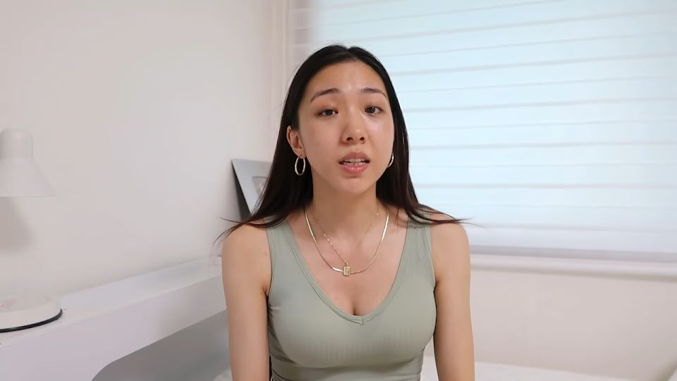 Tina quay clip Youtube chia sẻ về trải nghiệm dùng chung đồ.