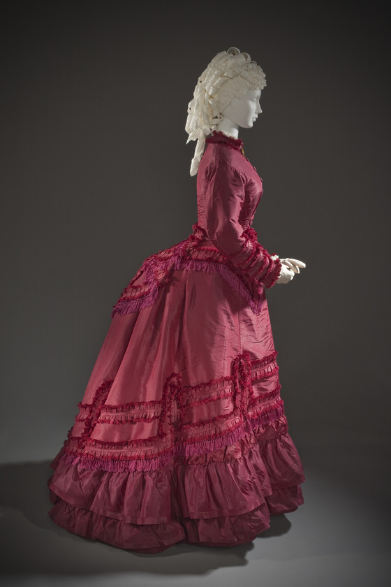 Đến nayw 1870, chiếc váy Crinoline được thay bằng váy Bustle đuôi dài, Chiếc váy gọn gàng hơn, tập trung vào vòng 3 của phái đẹp.