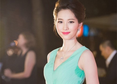 Xinh đẹp như Hoa hậu Đặng Thu Thảo, Thư Kỳ thì vẫn... đổ mồ hôi nách!