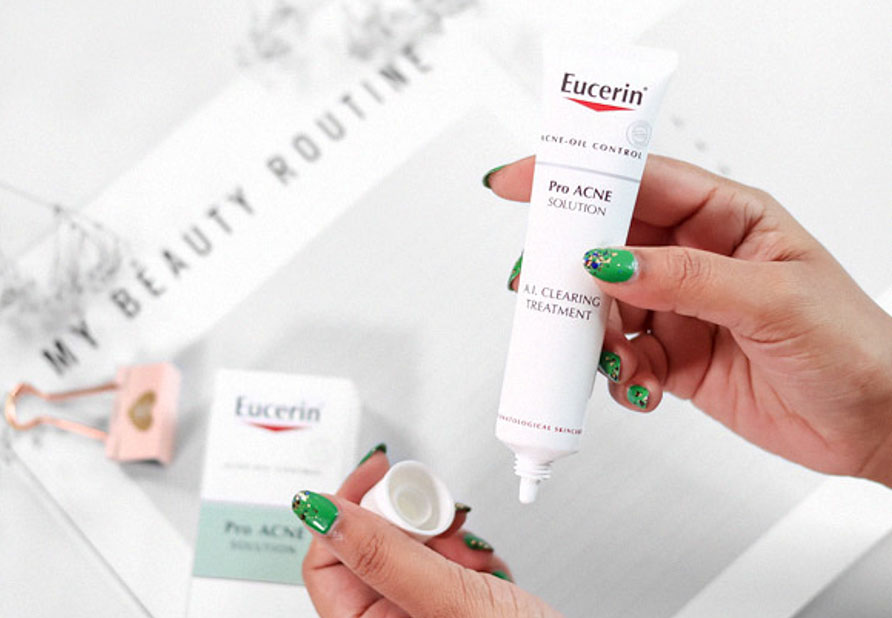 Kem chấm mụn Eucerin có chất gel đặc và thấm chậm.