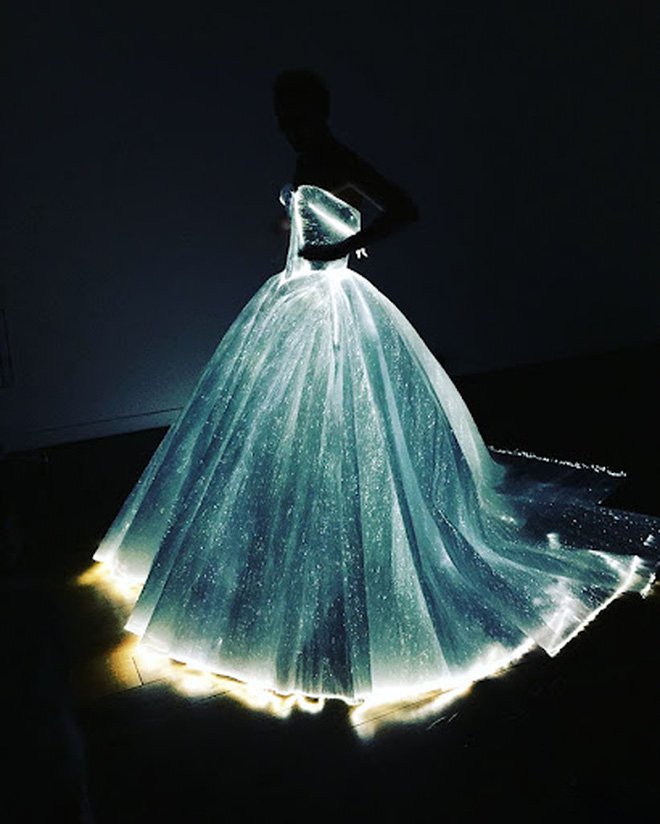 Chiếc váy còn phát sáng khi vào bóng tối.