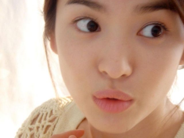 Đắp mặt nạ là bước chăm sóc da của Song Hye Kyo.