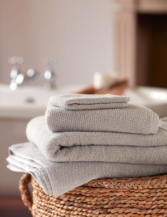 Chăm sóc da kỹ đến mấy mà không vệ sinh khăn thì mụn vẫn lên ầm ầm