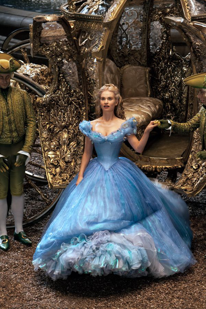 Lily James phàn nàn về chiếc váy quá bó khi đóng Cinderella.