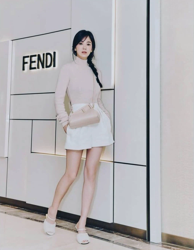 Hình ảnh dịu dàng nữ tính của Song Hye Kyo hòa hợp hoàn hảo với tính chất cao sang của nhà mốt Ý Fendi.