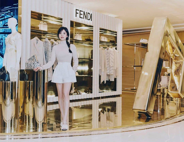 Tháng 2 năm nay, Fendi đã chính thức bổ nhiệm Song Hye Kyo trở thành đại sứ thương hiệu của hãng. Cô là diễn viên Hàn Quốc đầu tiên hợp tác với nhà mốt dưới vai trò đại sứ.