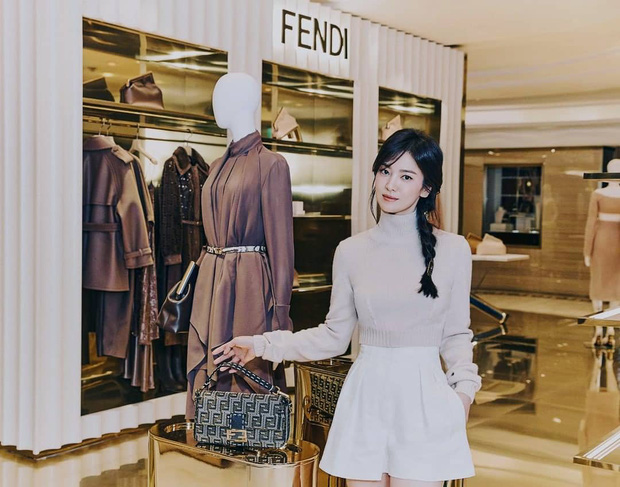 Song Hye Kyo xuất hiện trong sự kiện khai trương cửa hàng mới của Fendi tại Hàn Quốc.