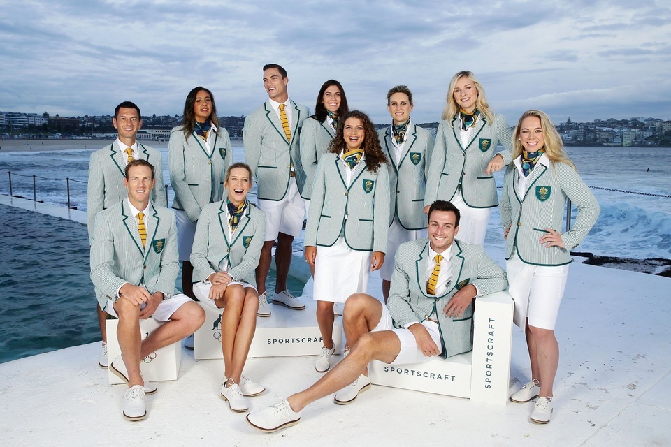 Năm 2016, đoàn Australia chọn áo vest làm điểm nhấn cho bộ đồng phục tông trắng và xanh lá nhạt. Các vận động viên mặc quần short còn các nữ vận động viên tỏa sáng trong những chiếc váy đến đầu gối.