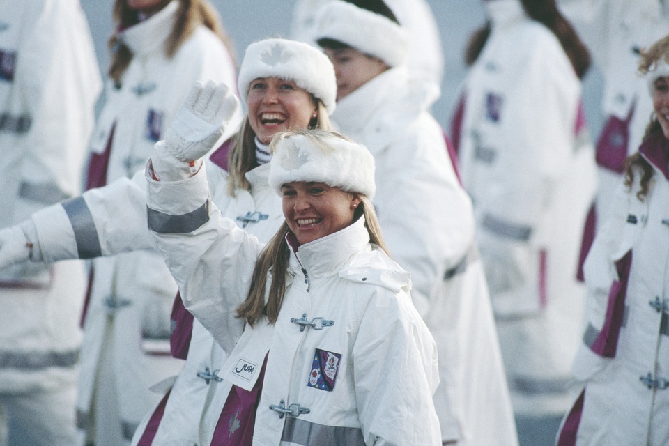 Tại Olympic Mùa đông 1992, Canada chọn cho mình một bộ đồ ấm áp với mũ lông và áo phao. Bộ trang phục được điểm xuyết bằng những đường sọc đỏ. Đây là hai màu quốc kỳ của quốc gia này.