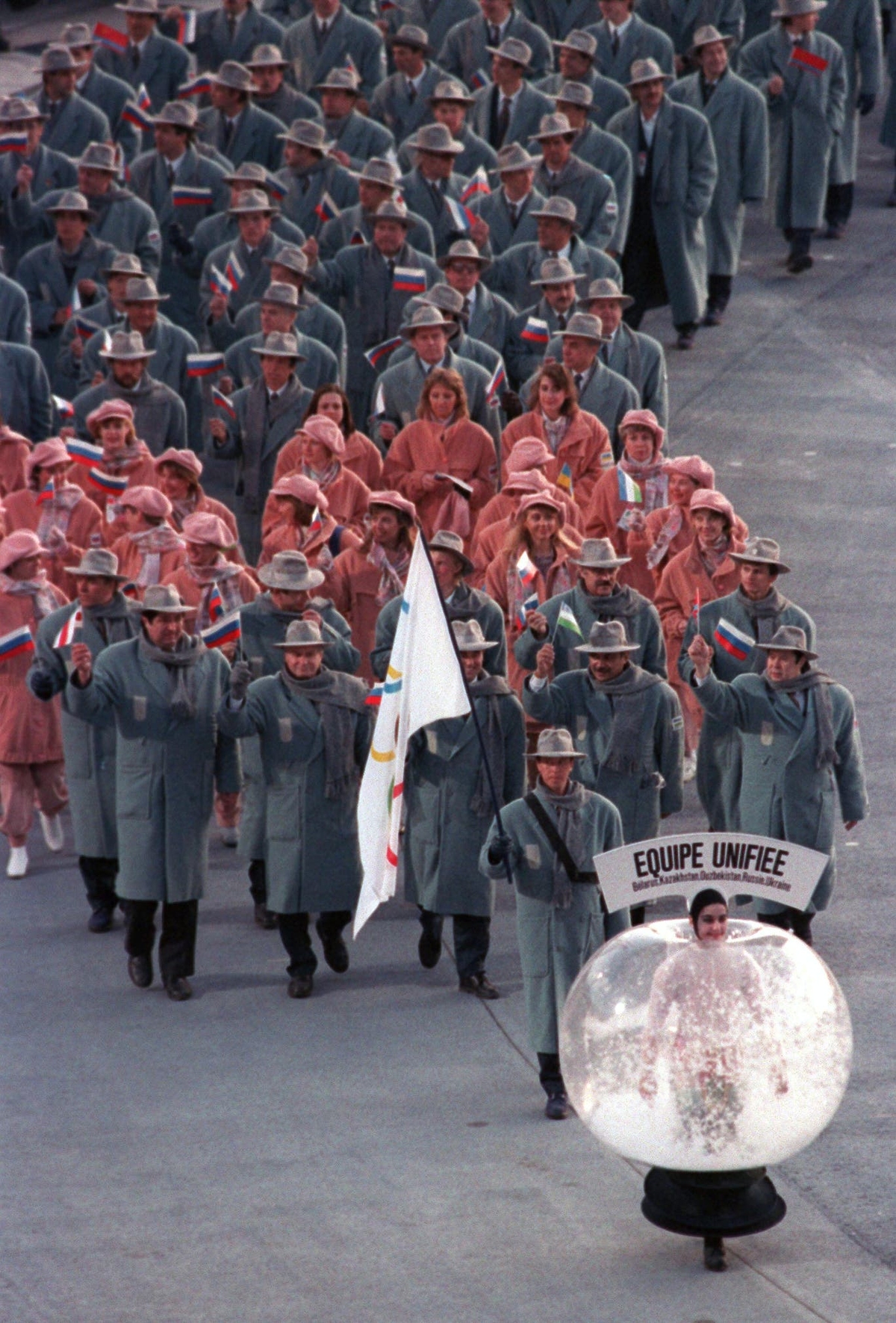 Cùng năm, các vận động viên Nga chọn màu xám và hồng làm màu đồng phục. Khi diễu hành, đội tuyển Nga tạo nên một tổng thể vui mắt.