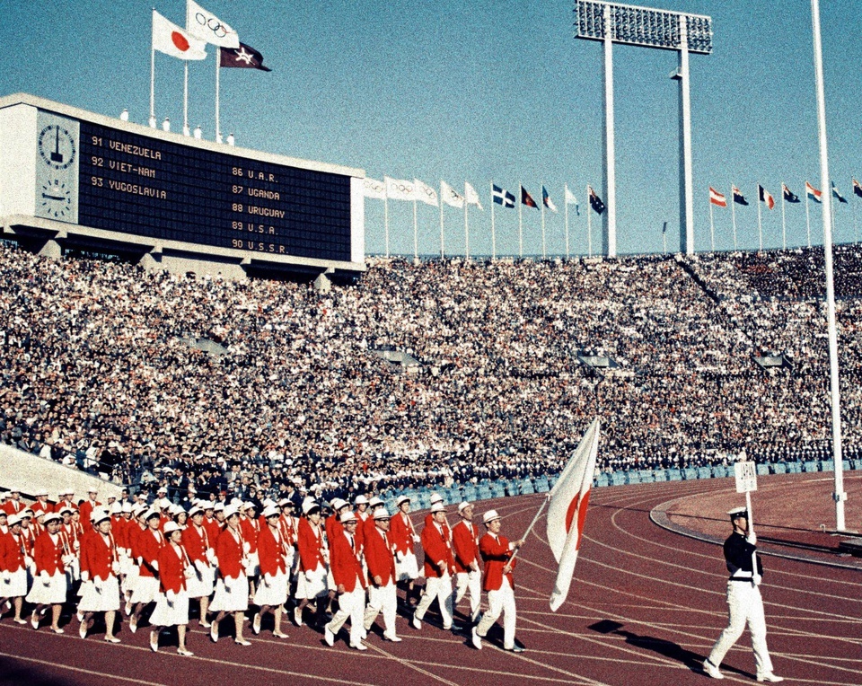 Đồng phục mà đội tuyển Nhật Bản mặc vào Olympic 1964 được đánh giá rất cao về độ thanh lịch của nó. Các tuyển thủ mặc vest đỏ và quần/váy trắng. Đây chính là hai màu của quốc kỳ xứ Mặt trời mọc.
