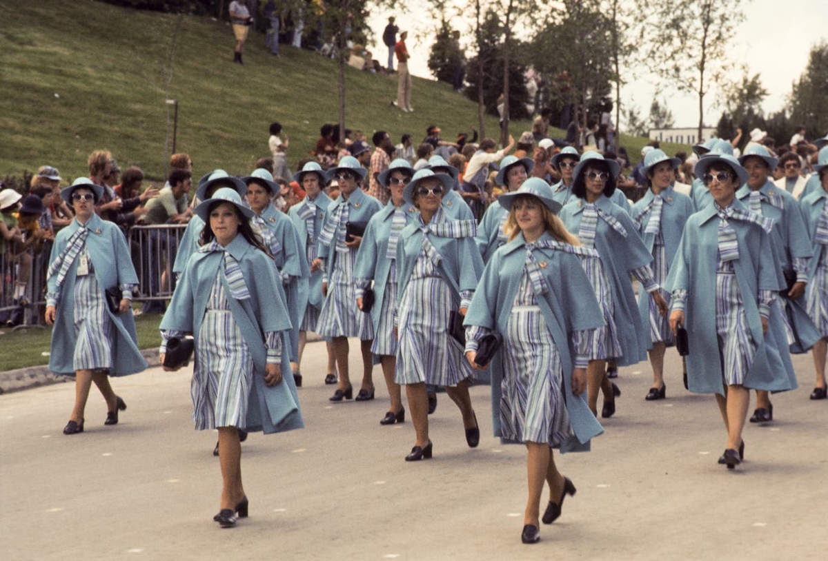 Người Pháp luôn cực kỳ chú ý vào ăn mặc. Tại Olympic 1976, những cô gái Pháp đã mặc những chiếc váy xanh điệu đà, áo choàng tay lỡ kèm mũ rộng vành đồng điệu. Các fan của loạt truyện 'Harry Potter' cho rằng chúng gợi nhớ trang phục đẹp mắt của các cô gái đến từ Học viện Pháp thuật Beauxbatons trong cuộc thi đấu Tam pháp thuật ở tập bốn