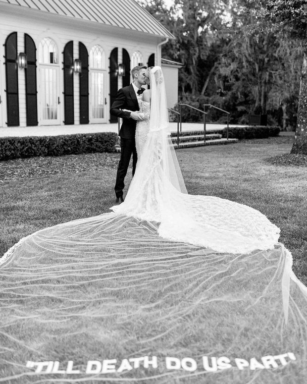 Chiếc váy cưới dài tới 3.65m của Hailey Baldwin.