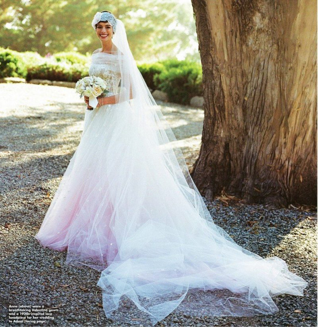 Anne Hathaway mặc váy của Valentino trong ngày cưới.