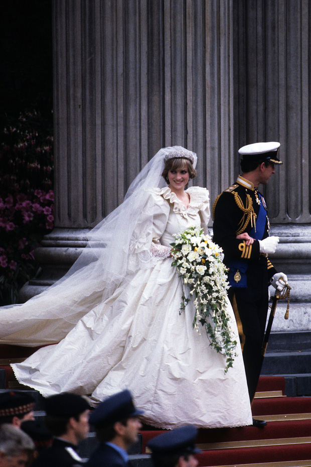 Chiếc váy lộng lẫy này đã trở thành nhân chứng lịch sử của một trong những khoảnh khắc đáng nhớ nhất trong cuộc đời người phụ nữ vĩ đại nhưng 'hồng nhan bạc phận' Diana.