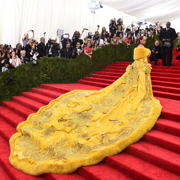 Tổng quan chiếc váy long bào ấn tượng của Rihanna tại Met Gala 2015