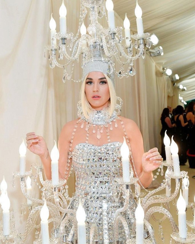 Chiếc váy đèn chùm ấn tượng của Katy Perry