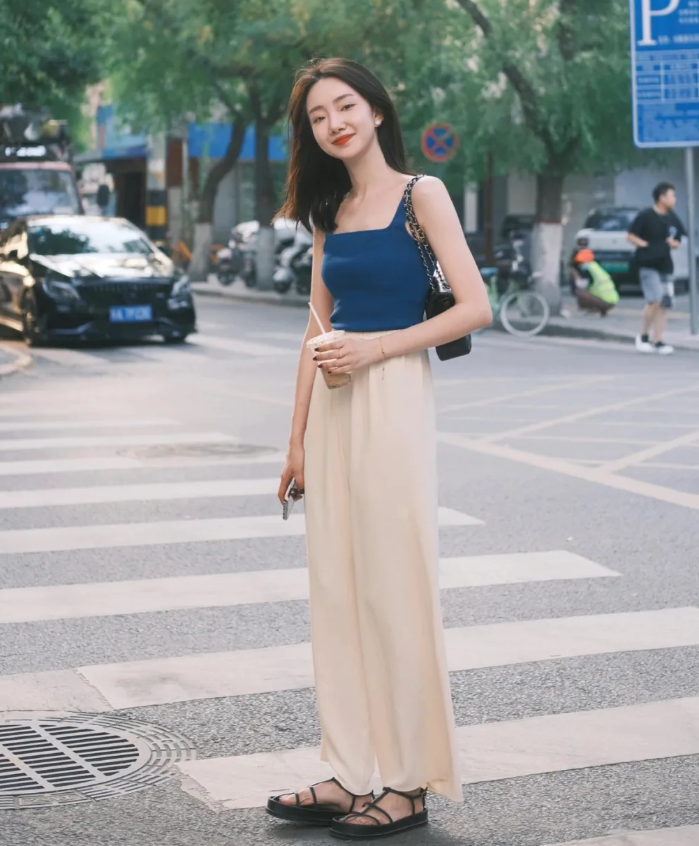 Bạn có thể chọn áo croptop hoặc áo bình thường để khoe khéo vòng eo con kiến đáng ngưỡng mộ của mình.