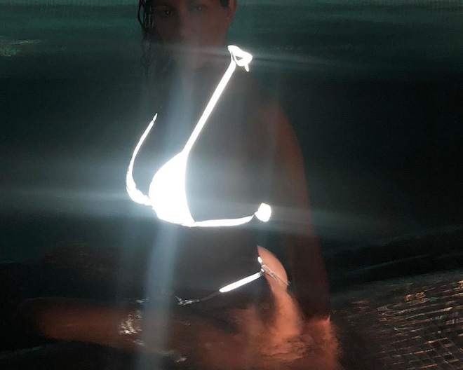 Bộ đồ bơi của Kourtney Kardashian vô cùng đặc biệt khi có thể tỏa sáng trong bóng tối.