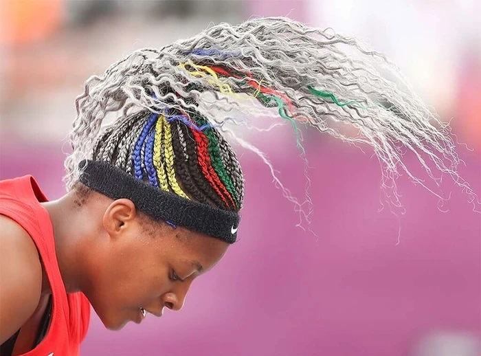 VĐV Stephanie Mawuli nổi bật với mái tóc dreadlock được nhuộm màu cồng vồng. Chắc chắn cô nàng đã mất rất nhiều thời gian để có được mái đầu ấn tượng.