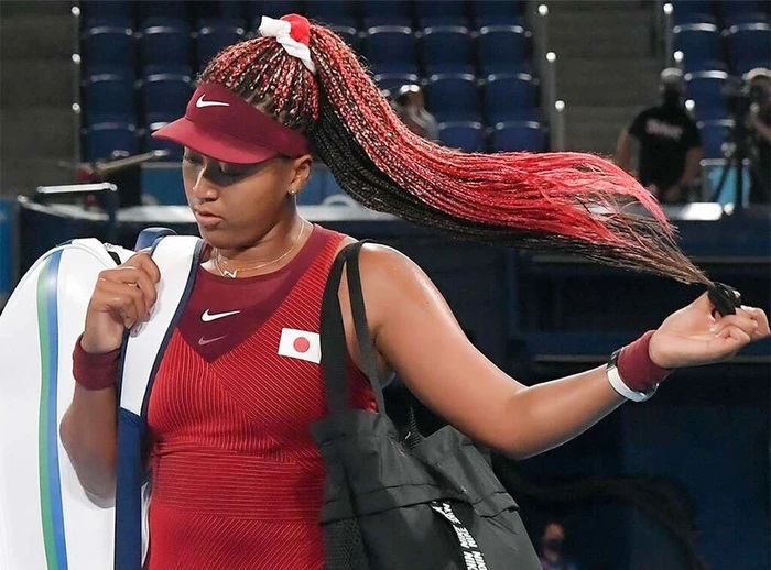 Tay vợt nữ số hai thế giới Naomi Osaka phải dừng lại ở vòng 3 trước đối thủ Marketa Vondrousova (người CH Czech). Tuy nhiên, cô vẫn gây ấn tượng với mái tóc dreadlock được nhuộm màu đỏ. Đây là màu xuất hiện trên quốc kỳ Nhật Bản - một nửa dòng màu của Naomi