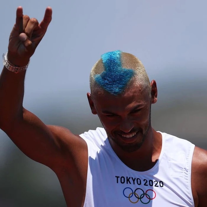 Mái tóc cạo hình mũi tên và nhuộm màu xanh của vận động viên lướt ván buồm người Hà Lan Kiran Badloe được lấy cảm hứng từ nhân vật cậu bé Aang trong loạt phim hoạt hình 'Avatar: The Last Airbender'.
