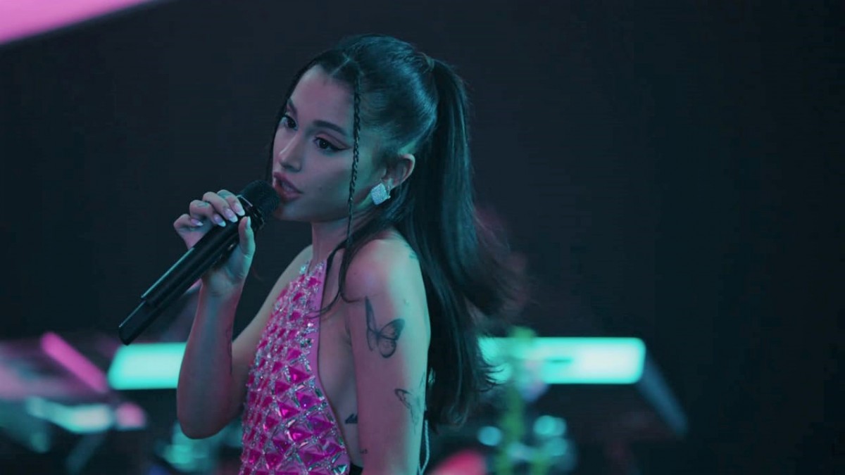 Ariana Grande mặc chiếc váy y hệt làn đi chợ made in Vietnam 