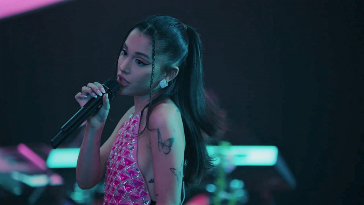 Ariana Grande lung linh và lấp lánh như một nàng công chúa trên sâu khấu biểu diễn ca khúc Position.