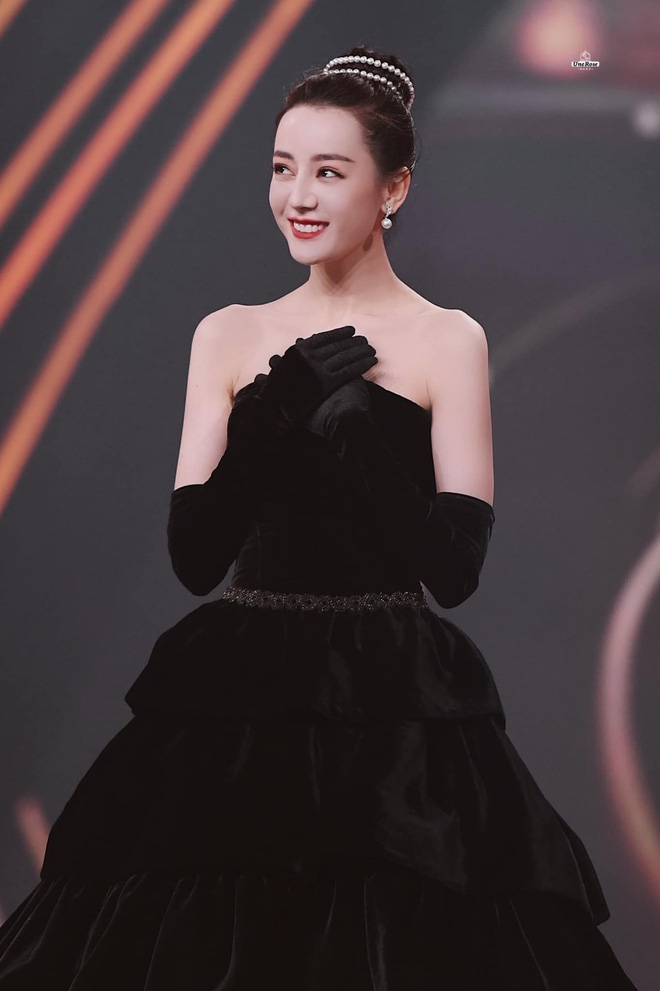 Chiếc đầm đen của Địch Lệ Nhiệt Ba làm nổi bật làn da trắng của nữ diễn viên, cũng khiến nhiều người liên tưởng đến nữ minh tinh Audrey Hepburn. Cô diện chiếc váy này vào Đêm Hội Weibo 2020.