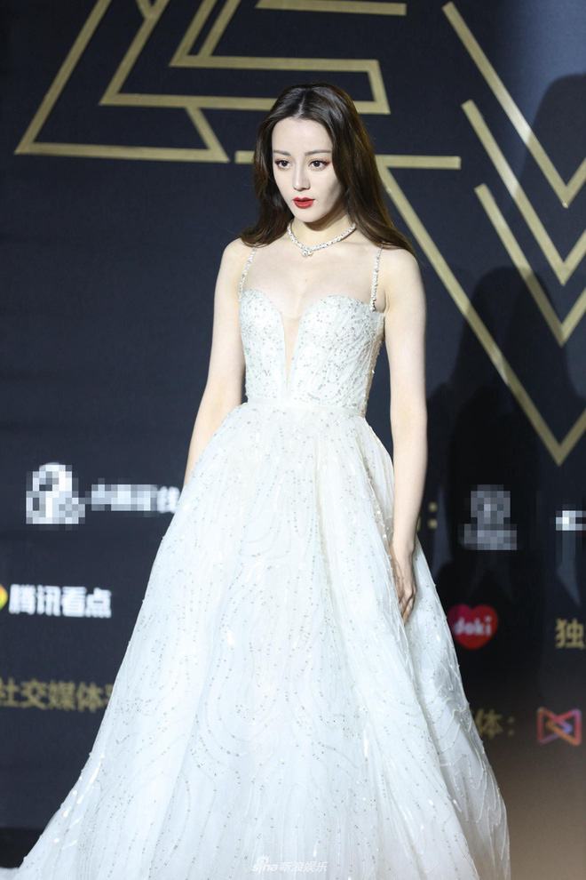 Chiếc váy trắng bồng bềnh được đính thêm đá khiến Địch Lệ Nhiệt Ba như một nàng công chúa trên sân khấu. Chiếc váy cùng tôn lên được vòng 1 hấp dẫn của nữ diễn viên.