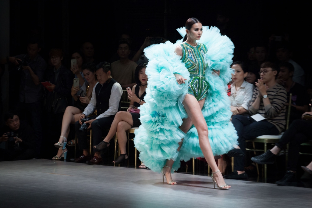 Thanh Hằng là một trong những người mẫu lâu năm nhất của Làng thời trang Việt Nam.  Điều làm nên sự nổi tiếng của Thanh Hùng chính là đôi chân dài 1 mét 12 của cô.  Nhắc đến đôi chân của Tân Hằng đã là một khoảnh khắc huyền thoại, có một không hai trong làng mốt.